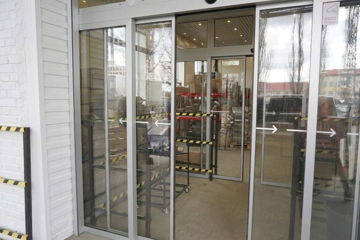 Common automatic door issues in commercial buildings